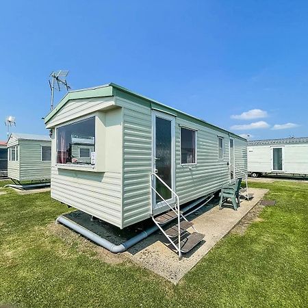 6 Berth Caravan For Hire At Martello Beach Holiday Park In Essex Ref 29017Y Hotel Clacton-on-Sea Luaran gambar