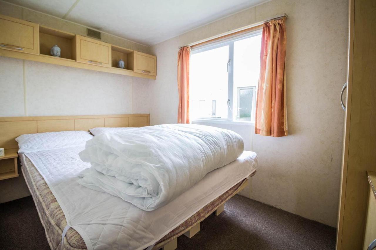 6 Berth Caravan For Hire At Martello Beach Holiday Park In Essex Ref 29017Y Hotel Clacton-on-Sea Luaran gambar