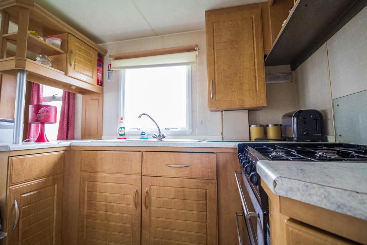 6 Berth Caravan For Hire At Martello Beach Holiday Park In Essex Ref 29017Y Hotel Clacton-on-Sea Luaran gambar