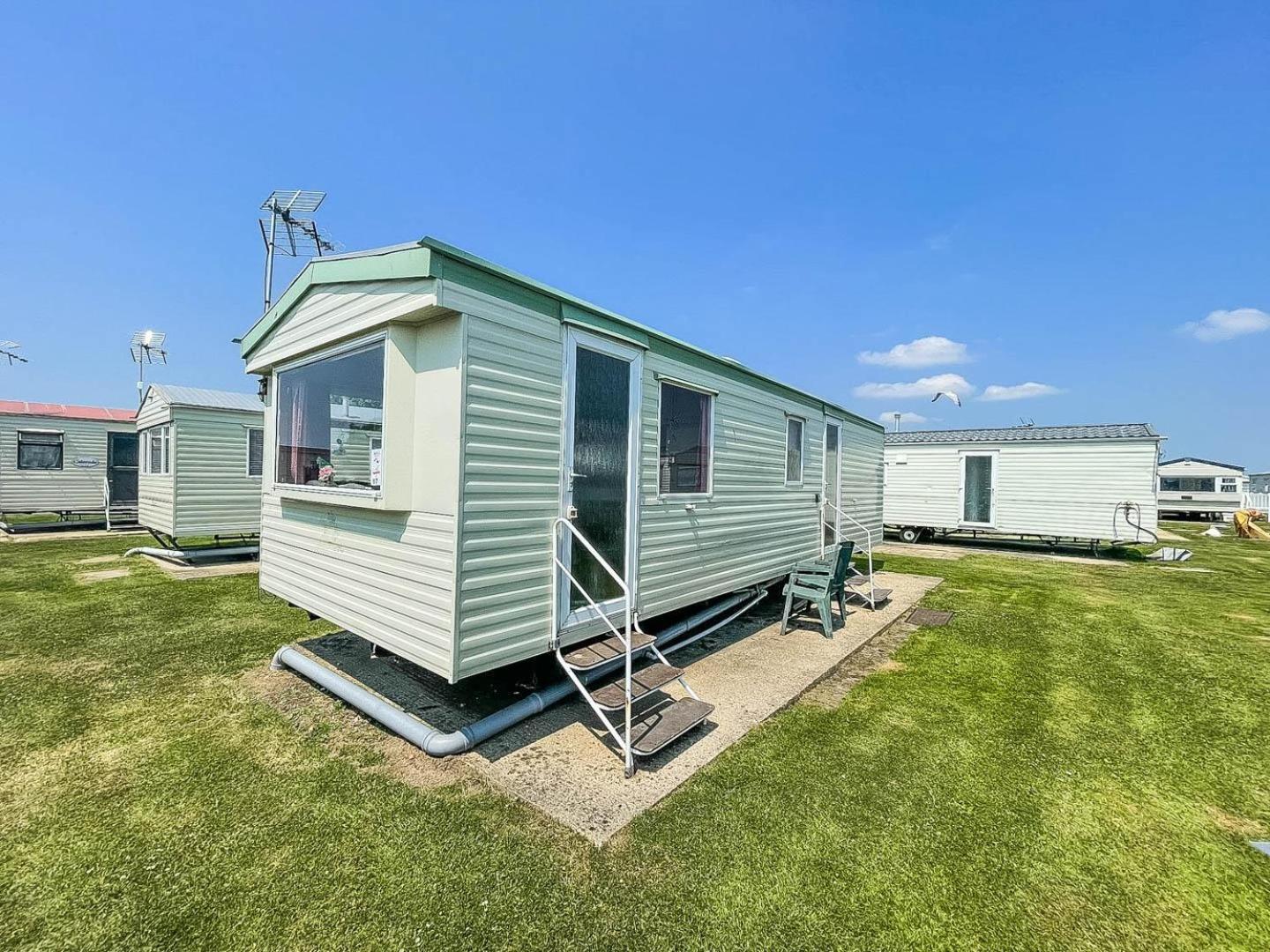 6 Berth Caravan For Hire At Martello Beach Holiday Park In Essex Ref 29017Y Hotel Clacton-on-Sea Luaran gambar
