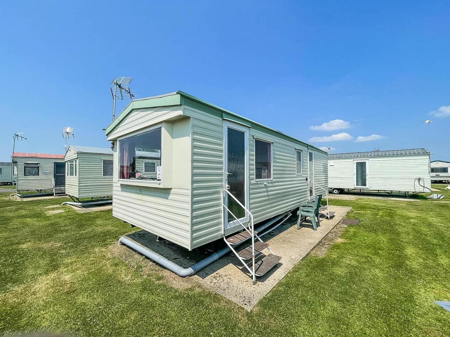 6 Berth Caravan For Hire At Martello Beach Holiday Park In Essex Ref 29017Y Hotel Clacton-on-Sea Luaran gambar